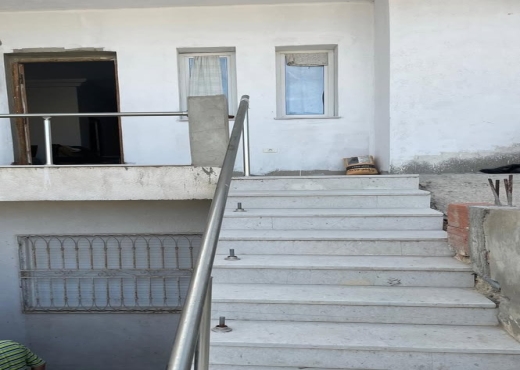 A vendre villa deux niveaux séparées à el Ghazela